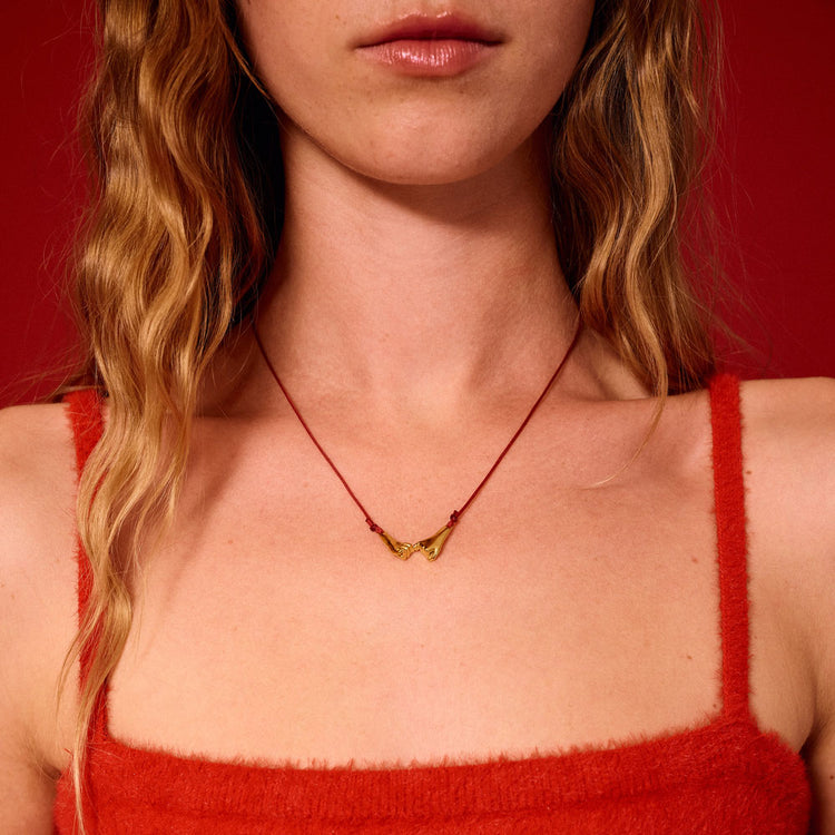 Pinky Promise Lucky Charm 2026 κολιέ χρυσό με μπορντώ κορδόνι