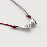 Pinky Promise Lucky Charm 2026 κολιέ ασημί με μπορντώ κορδόνι