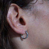 Aura σκουλαρίκια huggies ασημί