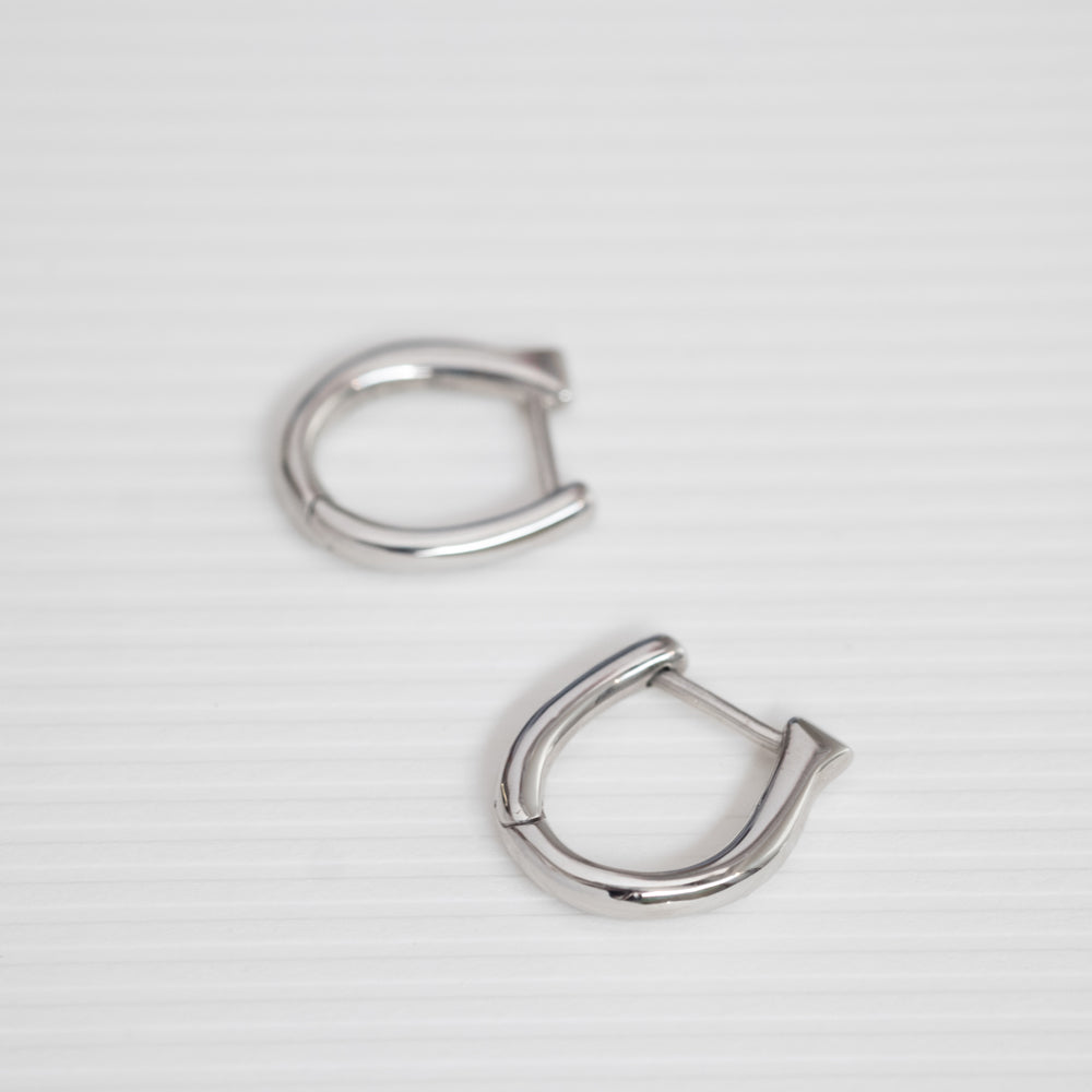 Aura σκουλαρίκια huggies ασημί