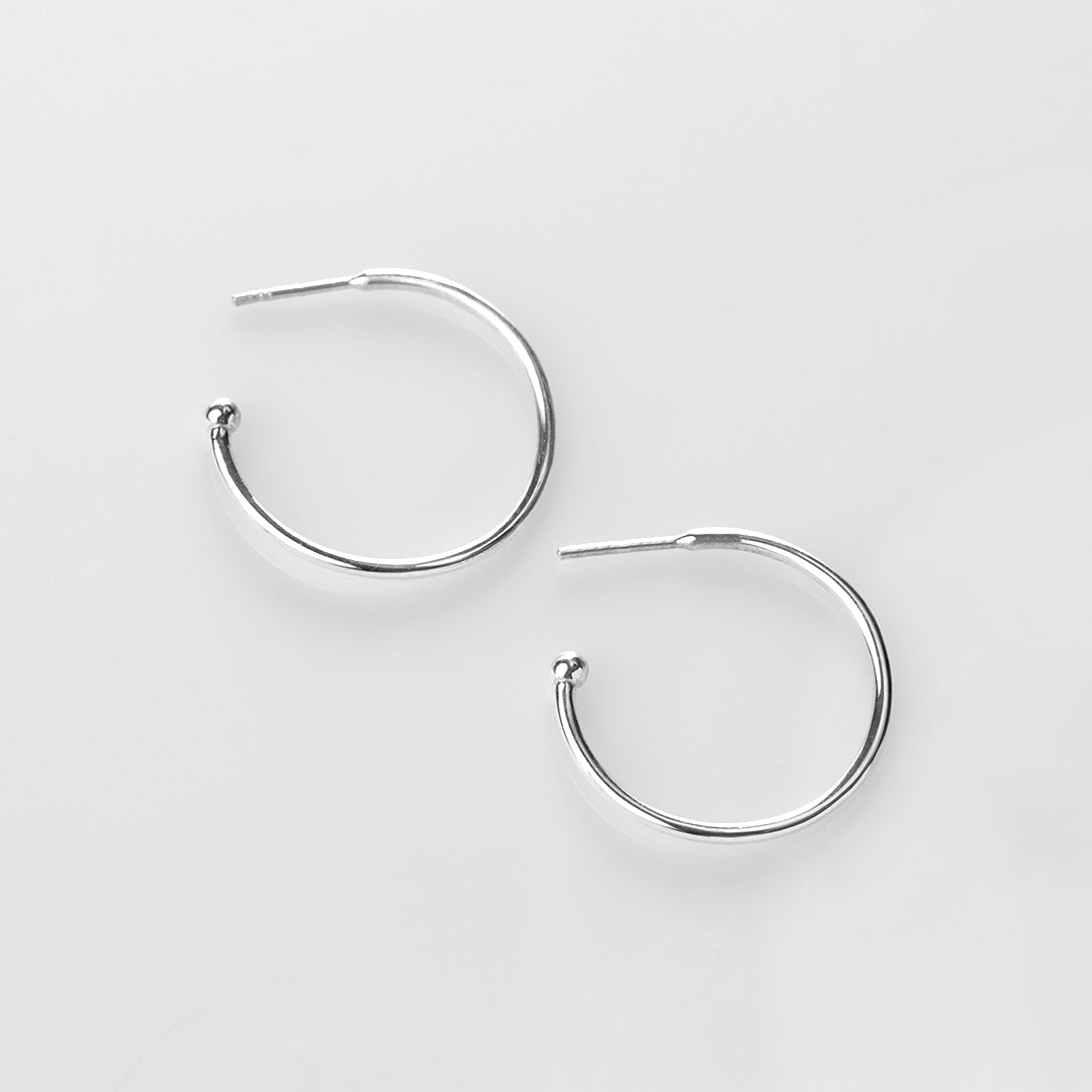 Charming Hoops L σκουλαρίκια γυαλιστερά ασημί