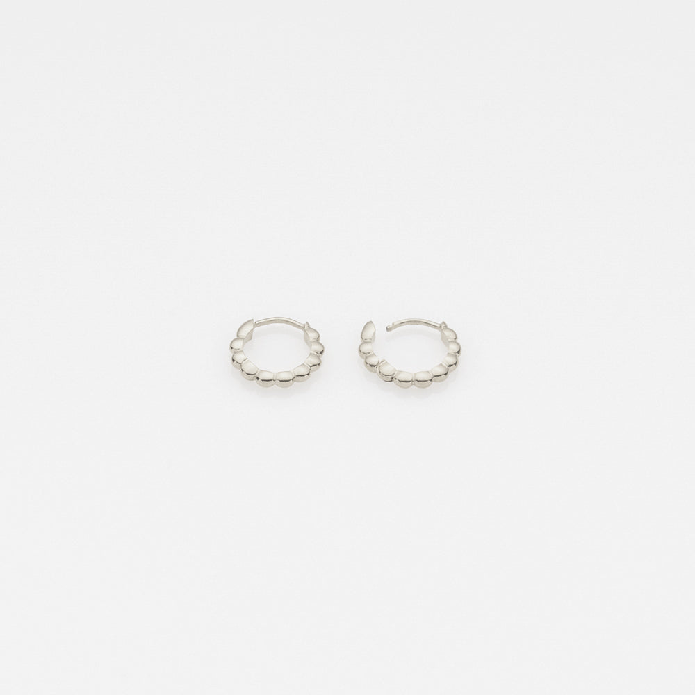 Tiny Treasures puff σκουλαρίκια huggies λευκό χρυσό 14Κ